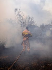 Kouř a popel v ovzduší zahalil Atény, ale i další oblasti