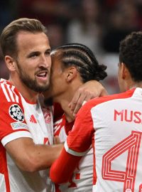 Fotbalisté Bayernu Mnichov se radují z první branky do sítě Manchesteru United v utkání Ligy mistrů