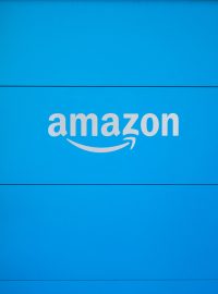 Zadní víko dodávky Amazon EV poháněné společností Rivian, která je zaparkovaná v logistickém centru Amazonu v Chicagu