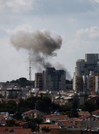 Následky raketového útoku na Izrael