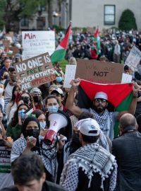 Propalestinští studenti se účastní protestu na podporu Palestinců uprostřed probíhajícího konfliktu v Izraeli na Kolumbijské univerzitě v New Yorku