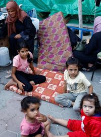 Palestinci v Khan Younis, kteří uprchli ze svých domovů, se ukryli ve škole řízené OSN poté, co Izrael vyzval více než 1 milion civilistů v severní Gaze k přesunu na jih