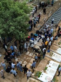 Truchlící pohřbívají těla Palestinců na hřbitově v centrální části pásma Gazy
