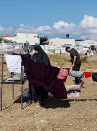 Palestinci, kteří utekli ze svých domů před izraelskými údery, se ukrývají ve středisku OSN