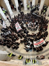 Demonstranti v areálu Kongresu volali po klidu zbraní na Blízkém východě