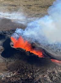 Záběr z vrtulníku na lávu vytékající ze sopky na poloostrově Reykjanes na jihozápadě Islandu (27.10. 2023)