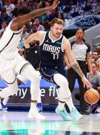 Luka Dončič trefil v posledních třech minutách tři čtyři trojky