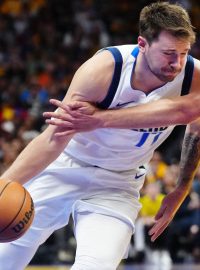 Luka Dončić a Nikola Jokić v souboji během zápasu NBA.