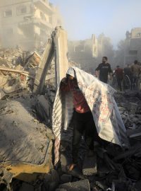 Palestinci v Pásmu Gazy po izraelském ostřelování