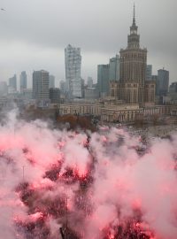 Lidé zapalují světlice při pochodu u příležitosti 105. výročí polské nezávislosti ve Varšavě