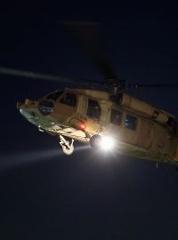 Helikoptéra převážející rukojmí