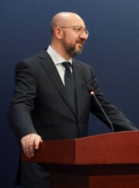 Charles Michel a Ursula von der Leyenová v Pekingu