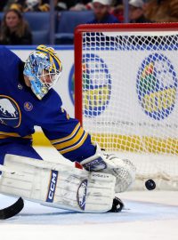 Levé křídlo Arizona Coyotes Michael Carcone (není na snímku) střílí gól brankáři Buffalo Sabres Devonu Levimu (27) během třetí třetiny v KeyBank Center