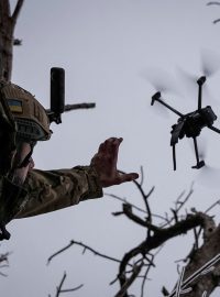 Ukrajinský voják vypouští kamikadze FPV dron na frontovou linii u města Bachmut