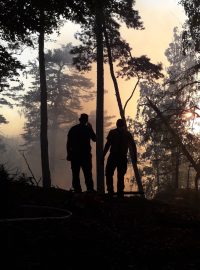 Požární jednotky se k ohnisku dostávaly pouze pěšky