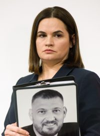 Vůdkyně běloruské exilové opozice Svjatlana Cichanouská drží v ruce fotografii svého manžela Sjarheje