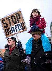 Demonstrace se uskutečnila ve středu večer před berlínskou radnicí, kam přišly asi dva tisíce lidí