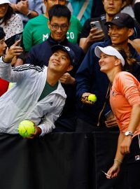 Barbora Krejčíková pózuje fanouškovi na selfie