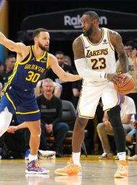 Stephen Curry brání LeBrona Jamese