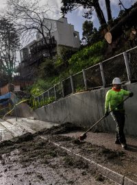 Uklízení následků silné bouře v San Francisku