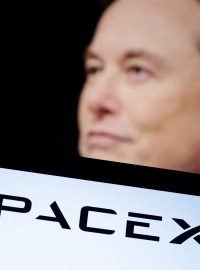 Logo SpaceX a fotografie Elona Muska, ilustrace je pořízená 19. prosince 2022