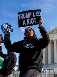 Demonstranti před Nejvyšším soudem v USA