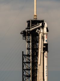 Raketa Falcon 9 s kapslí Crew Dragon, která vynesla čtyři astronauty na nízkou oběžnou dráhu Země.