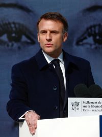 Francouzský prezident Emmanuel Macron během slavnostního aktu změny francouzské ústavy, ve které je nově zakotveno právo na interrupci