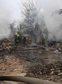 Záchranáři pracují v místě obytné plochy, kam dopadla ruská raketa