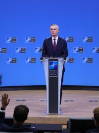 Generální tajemník NATO Jens Stoltenberg na tiskové konferenci v sídle NATO v Bruselu