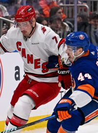 Obránce Caroliny Hurricanes Dmitrij Orlov a útočník New Yorku Islanders Jean- Gabriel Pageau ve 3. utkání 1. kola play off