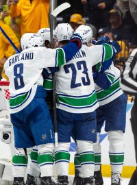 Hokejisté Vancouveru s Filipem Hronkem v sestavě zvítězili na ledě Nashvillu gólem z 59. minuty 1:0, sérii vyhráli 4:2 a postoupili do druhého kola play-off NHL