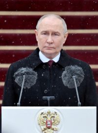 Ruský prezident Vladimir Putin si prohlíží čestnou stráž prezidentského pluku po své inauguraci v Kremlu v Moskvě 7. května 2024