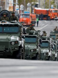 Ruská vojenská vozidla projíždějí po silnici před vojenskou přehlídkou na Den vítězství, který se koná u příležitosti 79. výročí vítězství nad nacistickým Německem ve druhé světové válce, v Moskvě, Rusko, 9. května 2024