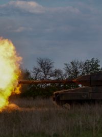 Ukrajinští vojáci střílejí během vojenského cvičení z tanku Leopard 2A6