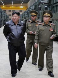 Severokorejský vůdce Kim Čong-un dohlíží na taktický raketový zbraňový systém. Snímek zveřejnila severokorejská státní agentura KCNA