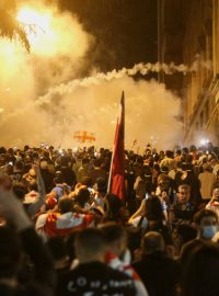 Demonstranti na protestním shromáždění proti návrhu zákona o „zahraničních agentech“, Tbilisi, Gruzie, 1. května 2024