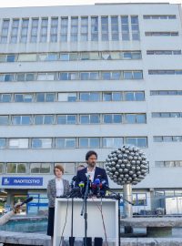 Ministr obrany Robert Kaliňák a ředitelka nemocnice v Banské Bystrici informují o stavu premiéra Roberta Fica