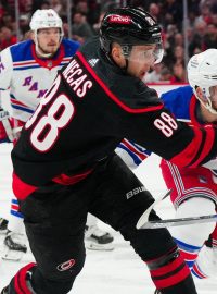 Útočník Caroliny Martin Nečas v utkání play-off proti New York Rangers