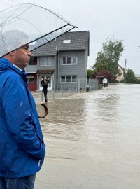 Bavorský ministerský předseda Markus Söder stojí na zaplavené ulici v Diedorfu u Augsburgu na jihu Německa