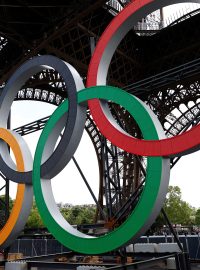 Olympijské kruhy na Eiffelově věži