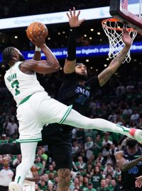 Basketbalisté Bostonu na úvod finálové série NBA přehráli doma Dallas jednoznačně 107:89 a potvrdili tak roli favorita