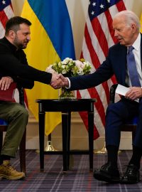 Volodymyr Zelenskyj a Joe Biden na setkání v Paříži