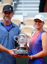 Iga Šwiateková a Tomasz Wiktorowski s trofejí pro vítěze French Open