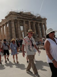 Turisté na vrcholu Akropolis před jeho uzavřením v důsledku vlny veder (fotografie ze 13. června 2024)