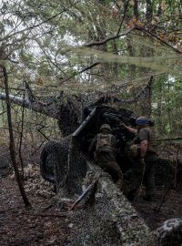 Ukrajinští dělostřelci nedaleko Charkova