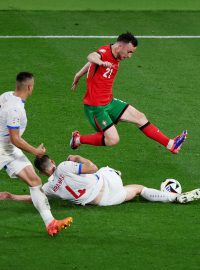 Robin Hranáč skluzem odebírá míč portugalskému útočníkovi Diogu Jotovi