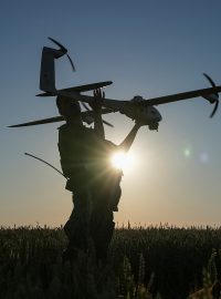 Ukrajinský voják patřící k praporu útočných bezpilotních letounů Achilles 92. brigády vypouští v Charkovské oblasti průzkumný dron středního doletu typu Vector, který létá nad pozicemi ruských vojsk uprostřed ruského útoku na Ukrajinu