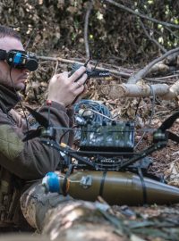 30letý ukrajinský voják Oleg pilotuje v Charkovské oblasti FPV dron naložený výbušninami. Jeho jednotka shodí každý den 10 až 30 výbušnin