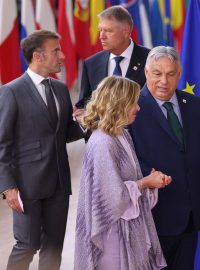 Francouzský prezident Emmanuel Macron, maďarský premiér Viktor Orban a italská premiérka Giorgia Meloniová se během summitu lídrů Evropské unie v Bruselu